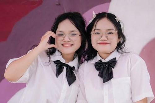 Hai chị em song sinh cùng vượt khó 'viết tiếp giấc mơ' nơi giảng đường