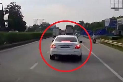 Phanh đột ngột, xe sang bị ô tô đi sau đâm trúng