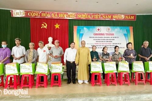 Chùa Phước An, huyện Long Thành tặng quà cho người dân có hoàn cảnh khó khăn