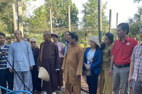 Tặng quà 1.290 người nghèo, học sinh khó khăn huyện Mang Yang và Chư Sê