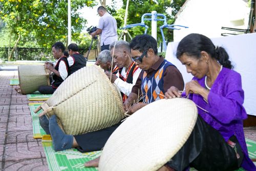 Nét đẹp tại Hội thi già làng khéo tay huyện Khánh Sơn