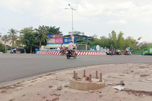 Cọc sắt trên vỉa hè