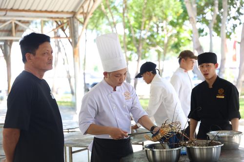 Lễ hội tôm hùm Cam Ranh năm 2024 thu hút hàng chục nghìn lượt khách