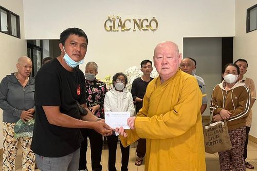 Ban Từ thiện xã hội Báo Giác Ngộ trao tiền bạn đọc đến bệnh nhân nghèo