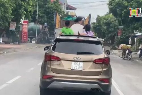 Nguy hiểm khi để trẻ thò đầu lên nóc ô tô