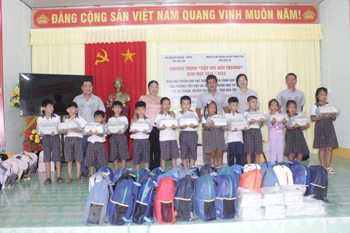 Bến Tre: Trao học phẩm 'Tiếp sức đến trường' năm học 2024-2025