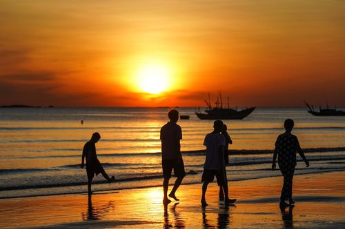 Ngắm bình minh rực rỡ sắc màu ở 'cung đàn biển' miền Trung