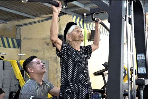 Gặp bà cụ 96 tuổi thích tập gym, ăn bánh tráng trộn ở Hà Tĩnh