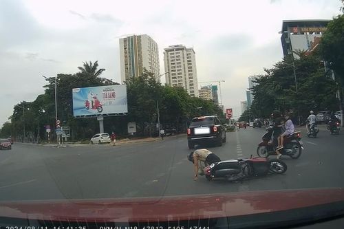 Tài xế Rolls-Royce bẻ lái ẩu làm người đi đường ngã rồi bỏ chạy