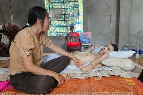 Gia đình người đàn ông nguy kịch vì bỏng nhận gần 17 triệu từ bạn đọc Báo Sức khỏe và Đời sống ủng hộ