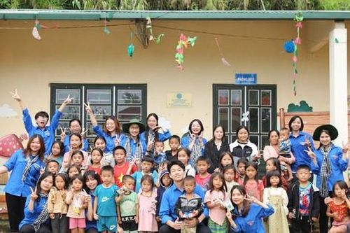 Tình nguyện Mùa Hè Xanh: Sinh viên USSH mang niềm vui tới Điện Biên Đông