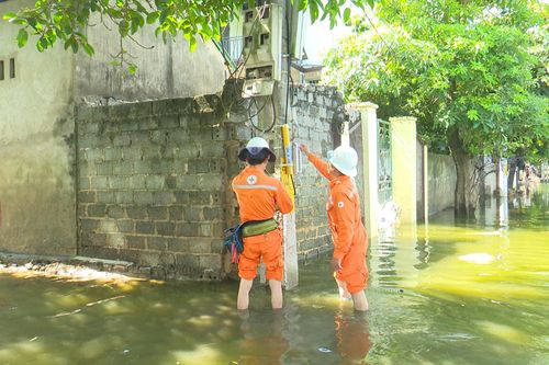 Đảm bảo an toàn sử dụng điện, ổn định cuộc sống sau nước rút ở vùng lũ ven đô