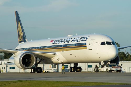 Máy bay Boeing 787 chở 276 người gặp sự cố khi hạ cánh