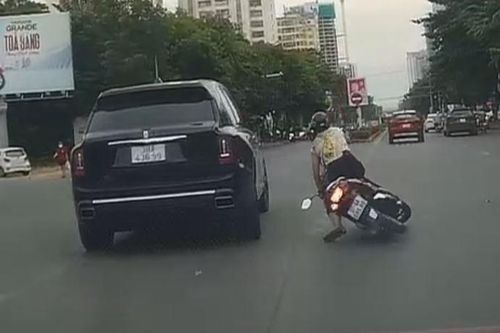 Tài xế Rolls-Royce bẻ lái ẩu làm người đi đường ngã rồi bỏ chạy