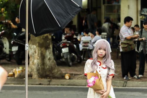 Mang cả đèn studio lên phố Phan Đình Phùng 'sống ảo'