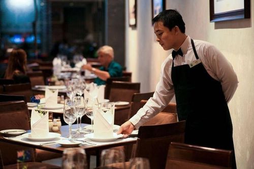 Muốn làm chủ nhà hàng, đừng ngại làm nhân viên phục vụ