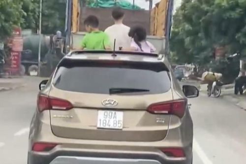 Nguy hiểm khi để trẻ thò đầu qua cửa sổ trời ô tô hóng gió