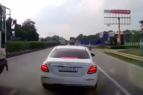 Ô tô phanh gấp giữa đường bị đâm mạnh từ phía sau