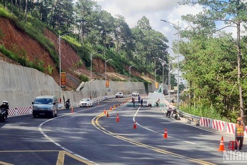 Phân luồng giao thông để khắc phục các vị trí hư hỏng trên đèo Prenn-Đà Lạt