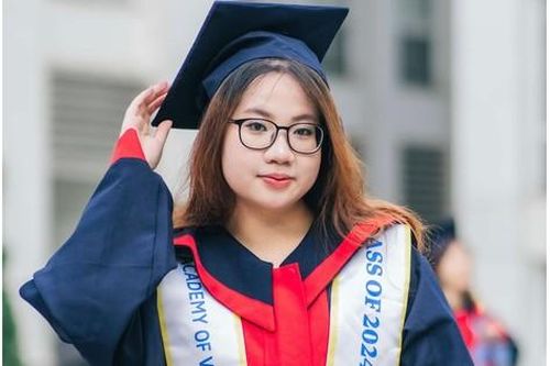 Nữ thủ khoa Ngoại giao: 'Cứ mạnh dạn theo đuổi ngành mình thích, sẽ luôn có chỗ dành cho bạn'
