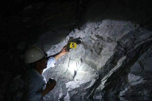 Nổ mìn phá đá làm thủy điện, 2 người thương vong