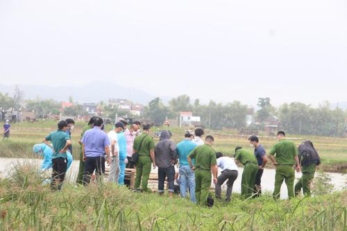 Thiết bị bay không người lái giữa cánh đồng và bí mật trong trang trại