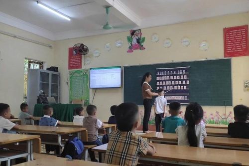 Học sinh Yên Bái ngày đầu tiên ra lớp học tiếng Việt, chuẩn bị vào lớp 1