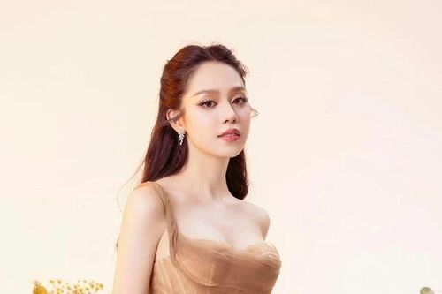 Hoa hậu Thanh Thủy khoe đường cong quyến rũ khó rời mắt