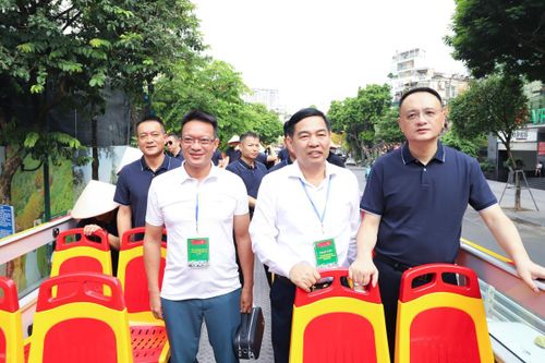 Đoàn cán bộ trẻ Quản lý Di dân Quốc gia Trung Quốc trải nghiệm xe buýt 2 tầng 'Hanoi City Tour'