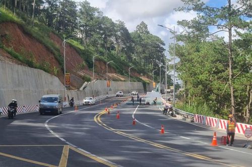 Phân luồng để khắc phục các vị trí hư hỏng trên đèo Prenn Đà Lạt