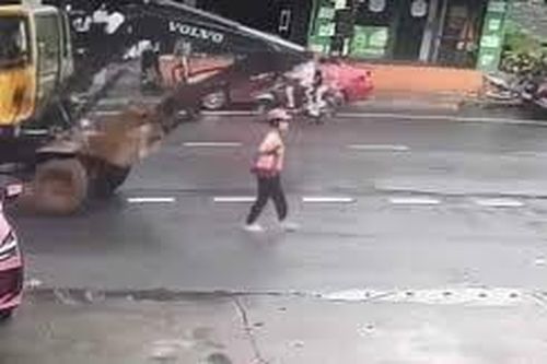 Một phụ nữ đi bộ dưới lòng đường bị xe máy xúc cán qua người