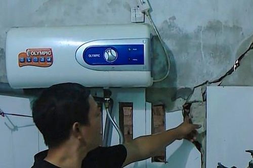 Người dân bất an vì bờ kè sạt lở gây nứt nhà