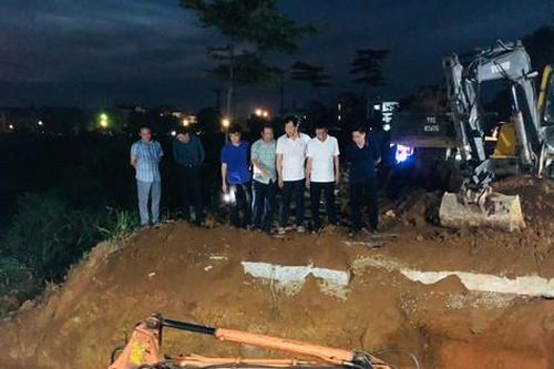 Căng bạt, xuyên đêm khắc phục sự cố sụt đê ở Sóc Sơn