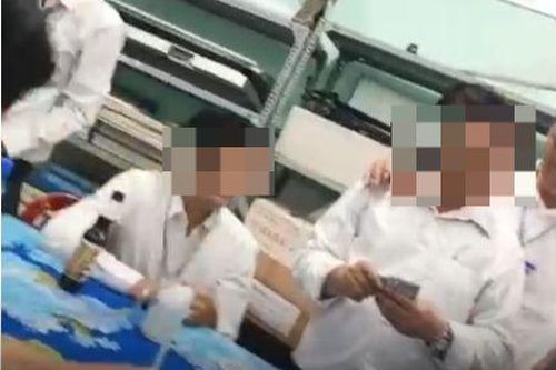 Đề nghị xử lý hiệu trưởng để giáo viên đánh bài trong thư viện