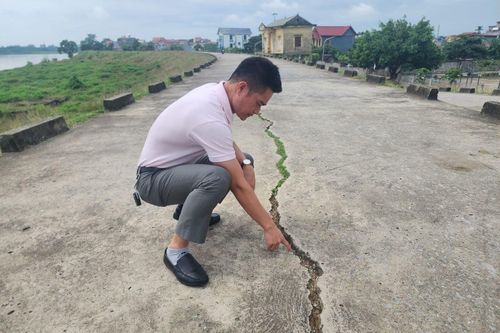 Thanh Hóa: Nơm nớp nỗi lo mặt đê nứt toác trong mùa mưa bão