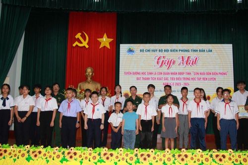 Gặp mặt tuyên dương học sinh có thành tích xuất sắc trong học tập