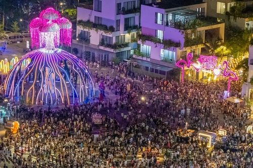 Hàng vạn du khách hòa vào lễ hội Lala Town ở Flamingo Đại Lải Resort