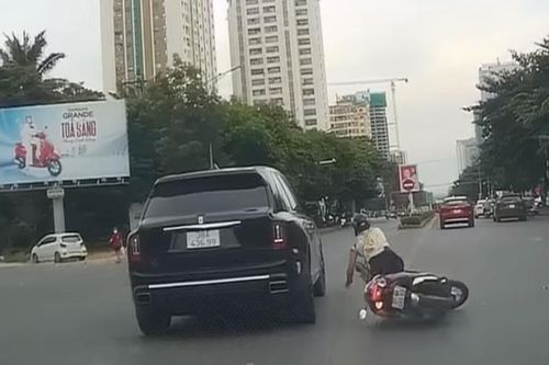 Rolls-Royce rẽ kiểu 'lườm rau gắp thịt' khiến người đi xe máy ngã sõng soài