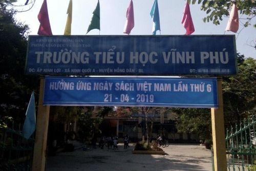 Hiệu trưởng 'làm ngơ' để giáo viên đánh bài trong phòng thư viện