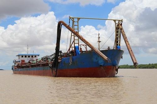 Tổ công tác liên ngành bắt giữ tàu khai thác cát trái phép trọng lượng 'khủng'