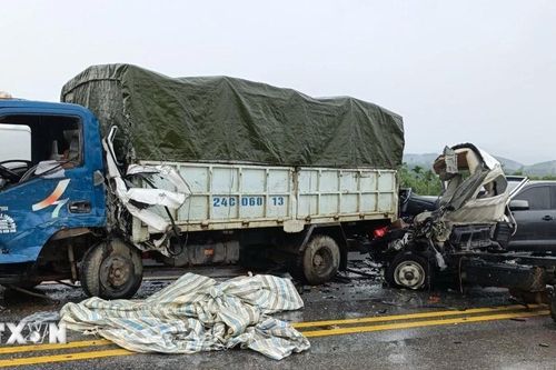 Tai nạn liên hoàn trên cao tốc Nội Bài-Lào Cai khiến 2 người thương vong