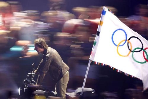 Tom Cruise bất ngờ xuất hiện trong lễ bế mạc Olympic Paris 2024