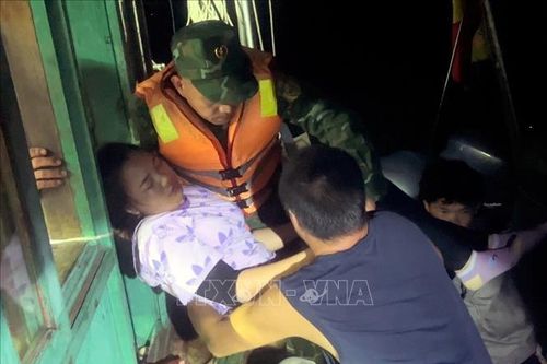 Cấp cứu kịp thời một người bị co giật, ngất trên biển