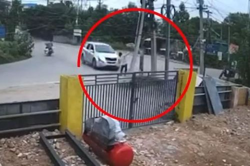 Clip: Ô tô phóng tốc độ cao tông tử vong người đàn ông đi bộ