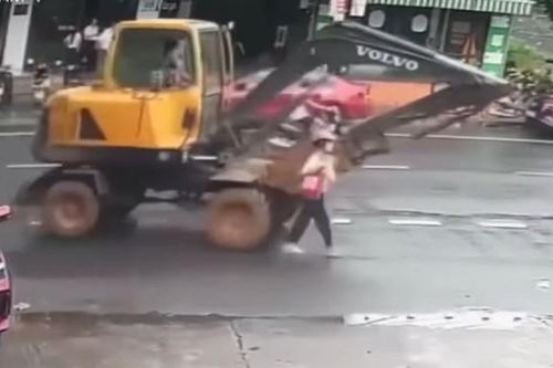 Clip: Đang đi bộ trên đường, người phụ nữ bị máy xúc cán trúng