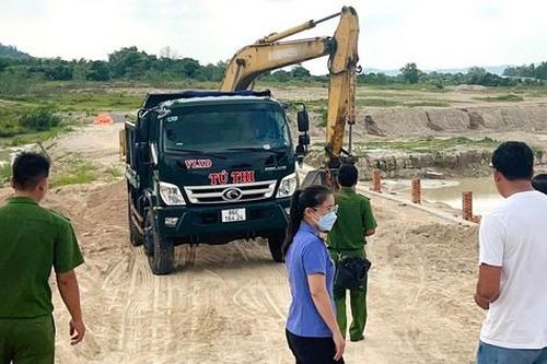 Bình Thuận: Khám nghiệm hiện trường vụ khai thác khoáng sản trái phép ở Hàm Thuận Nam