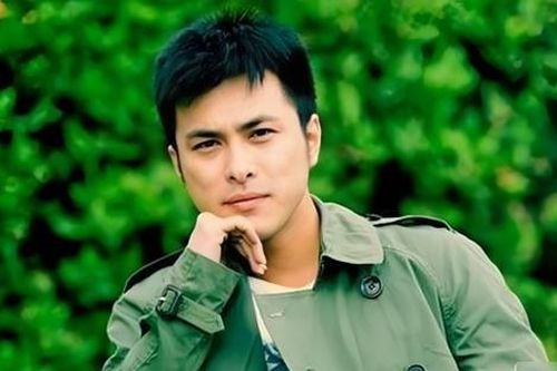 Nam diễn viên tung ảnh nóng của bạn gái, giờ làm phục vụ nhà hàng lẩu vì bị đuổi khỏi showbiz