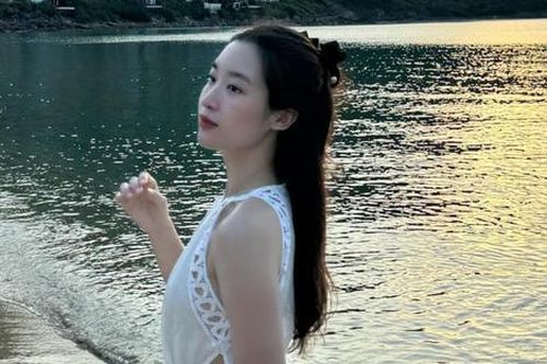 Vóc dáng của Đỗ Mỹ Linh gây chú ý khi diện đầm khoét eo
