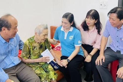 Lãnh đạo Hội LHPNVN thăm, tặng quà Mẹ Việt Nam anh hùng tại tỉnh Quảng Trị