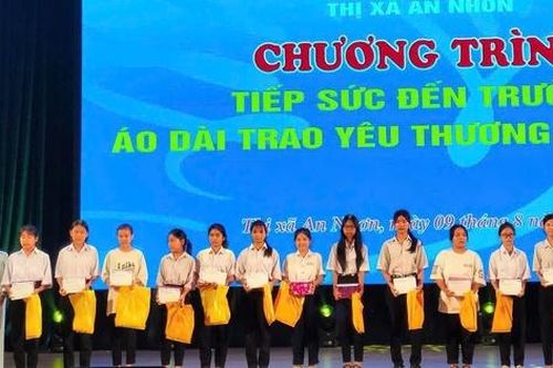 Tiếp sức đến trường, trao áo dài cho hơn 100 trẻ mồ côi, khó khăn
